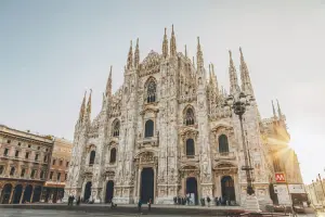 Duomo di Milano, uma das igrejas mais bonitas da Europa, durante o amanhecer