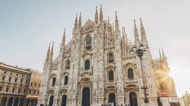 Duomo di Milano, uma das igrejas mais bonitas da Europa, durante o amanhecer