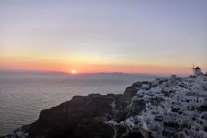 Pôr do sol em Santorini, uma das ilhas da Grécia.