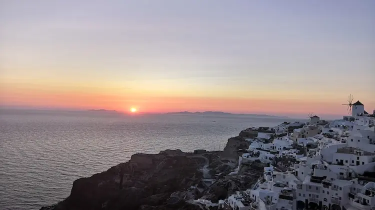 Pôr do sol em Santorini, uma das ilhas da Grécia.