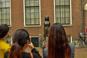 Estátua de Anne Frank em Amsterdam