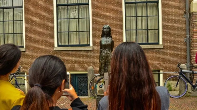 Estátua de Anne Frank em Amsterdam
