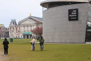 Vista da fachada do Museu Van Gogh