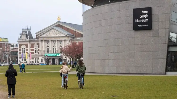 Vista da fachada do Museu Van Gogh