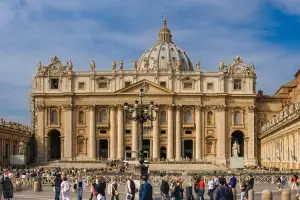 Turistas em frente à Capela Sistina, no Vaticano.