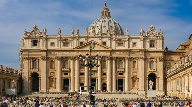 Turistas em frente à Capela Sistina, no Vaticano.