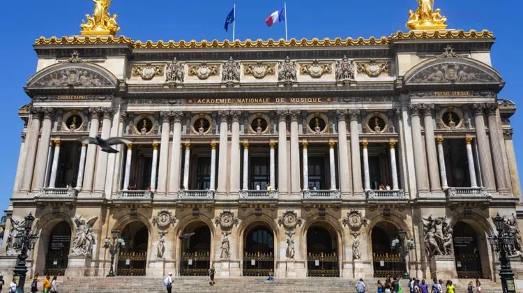 Fachada da Ópera Garnier, em Paris