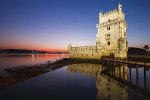 Torre de Belém com pôr do sol ao fundo