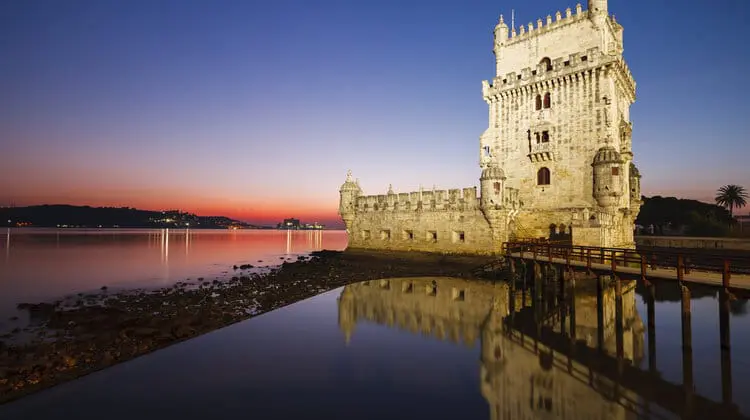 Torre de Belém com pôr do sol ao fundo