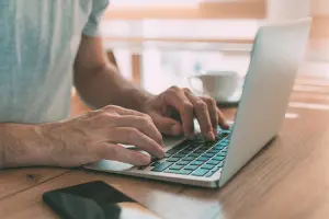 mãos de homem em pesquisa no computador