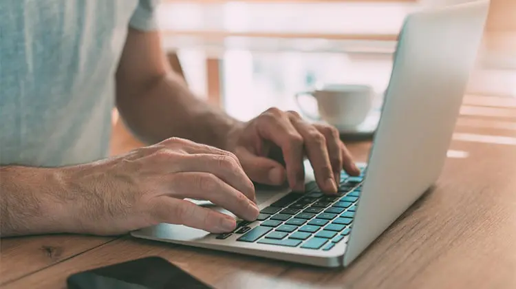mãos de homem em pesquisa no computador