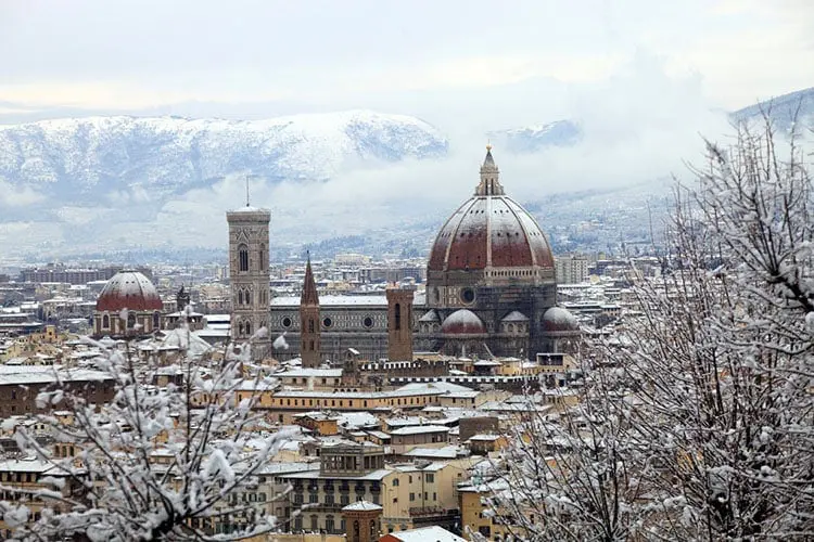 Florença em dia de inverno com neve cobrindo a cidade