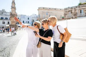 Mulheres conversando em italiano na viagem