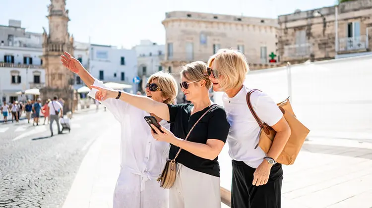 Mulheres conversando em italiano na viagem