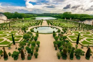 Vista dos Jardins de Versalhes em dia ensolarado na França.