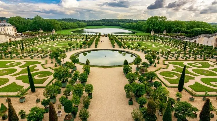 Vista dos Jardins de Versalhes em dia ensolarado na França.