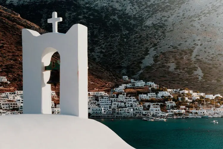 Vista de Kamares a partir de trilha em Santorini