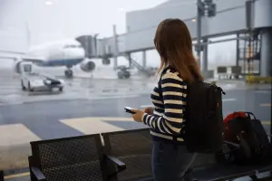 Mulher em aeroporto, esperando por voo.