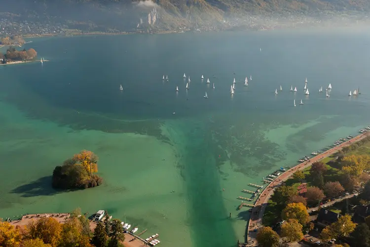 Vista do lago de Annecy com águas esverdeadas
