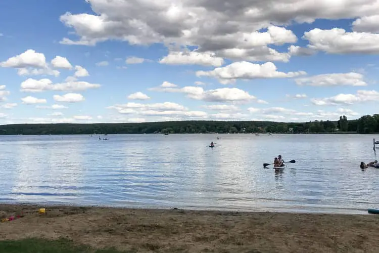 Um lago com canoas em um acampamento alemão.