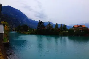 Lago turquesa da Suiça
