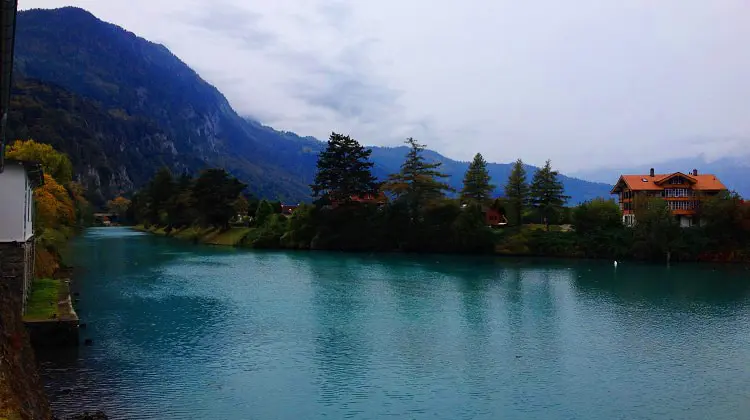 Lago turquesa da Suiça