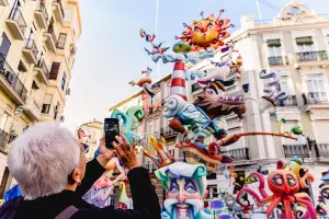 Turista tirando foto de carro alegórico