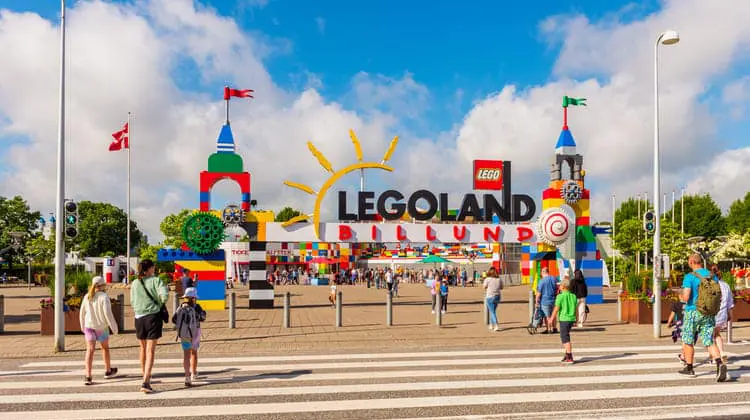 A entrada para o parque Legoland em Billund