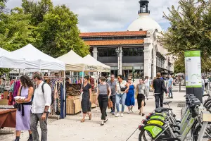Pessoas comprando lembranças de Portugal