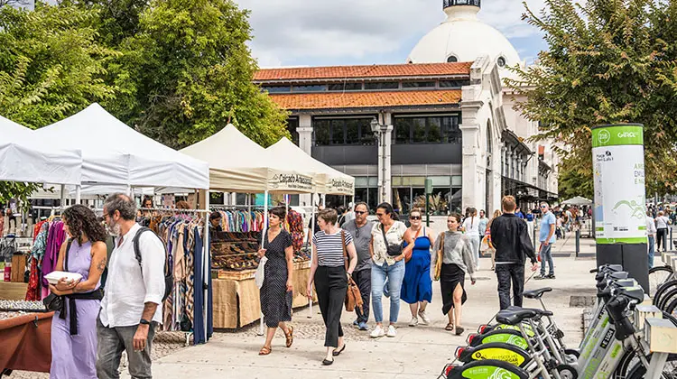 Pessoas comprando lembranças de Portugal