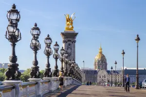 Vista da ponte Alexandre III em Paris que dá acesso ao complexo Les Invalides
