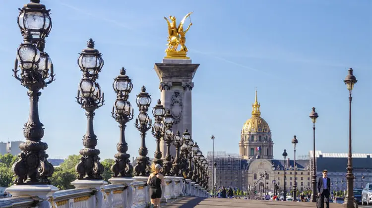 Vista da ponte Alexandre III em Paris que dá acesso ao complexo Les Invalides