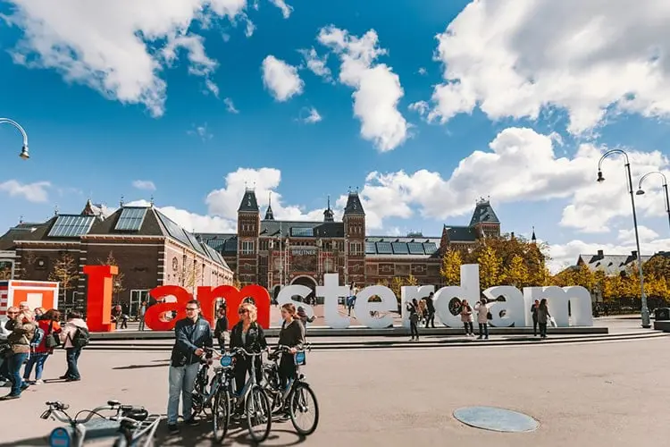 Turistas em frente ao letreiro de Amsterdam