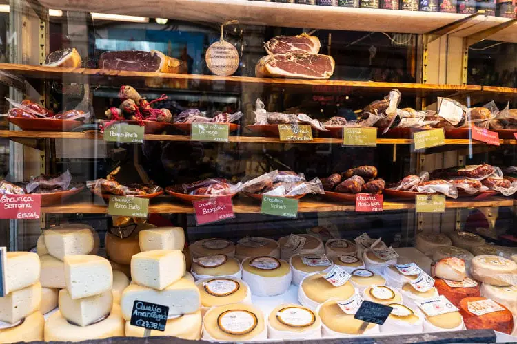 Vitrine com queijos e embutidos em Portugal