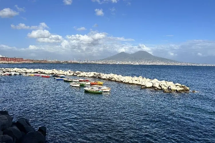 Vista do mar de Nápoles