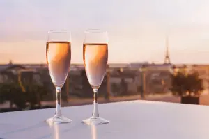 Taças de champagne com a Torre Eiffel ao fundo, em um dos melhores destinos para lua de mel na Europa