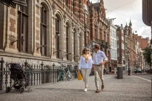 Casal caminhando por um lugar romântico de Amsterdam, na Europa