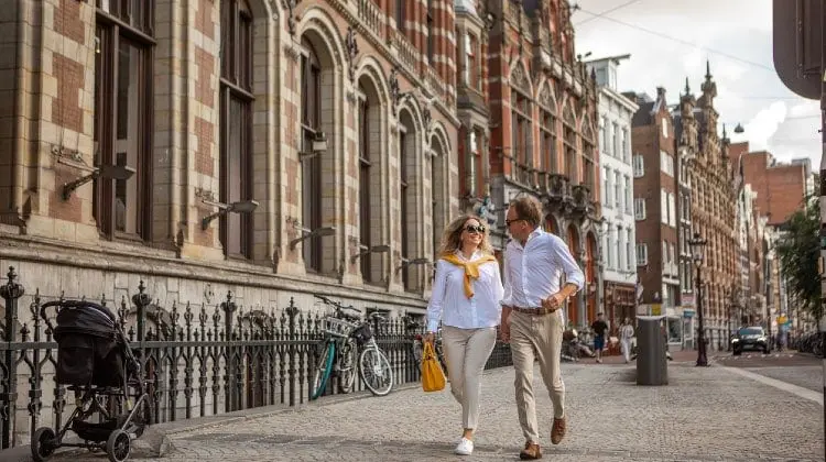 Casal caminhando por um lugar romântico de Amsterdam, na Europa