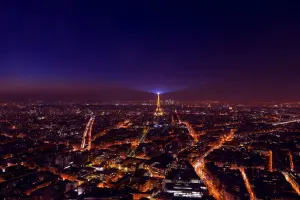 luzes de paris em um pôr do sol, quase anoitecendo
