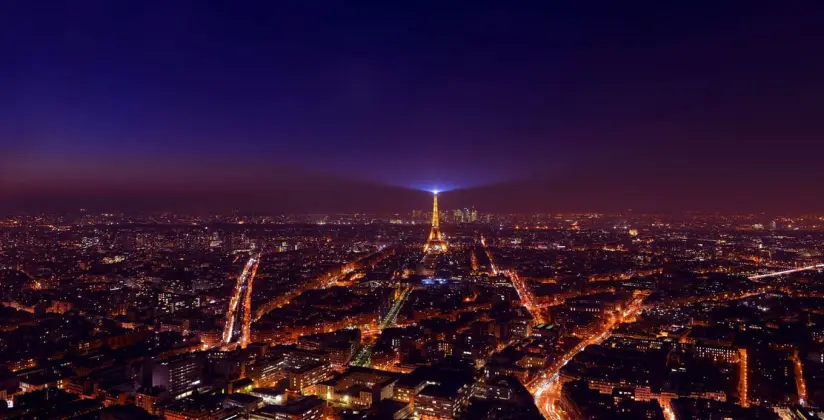 luzes de paris em um pôr do sol, quase anoitecendo