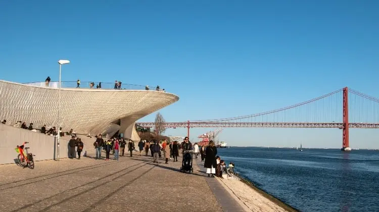 Museu MAAT Lisboa às margens do rio Tejo
