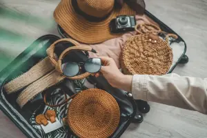 Mala de viagem de mão cheia com bolsas e acessórios