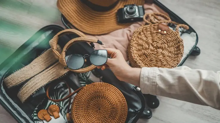 Mala de viagem de mão cheia com bolsas e acessórios