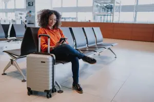 Mulher no aeroporto com a sua mala
