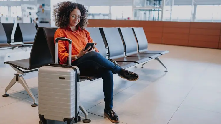 Mulher no aeroporto com a sua mala