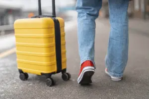 Pessoa no aeroporto puxando uma mala Lansay para viagem