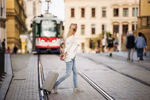 Viajante com mala de viagem