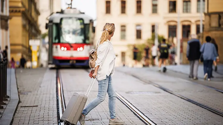 Viajante com mala de viagem