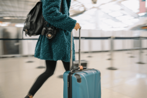 Mulher viajando com mala Samsonite