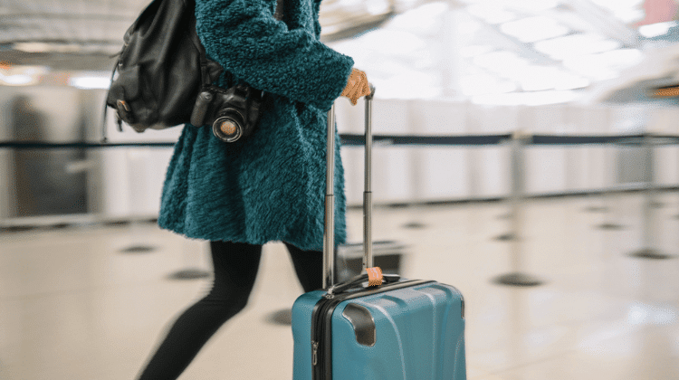 Mulher viajando com mala Samsonite